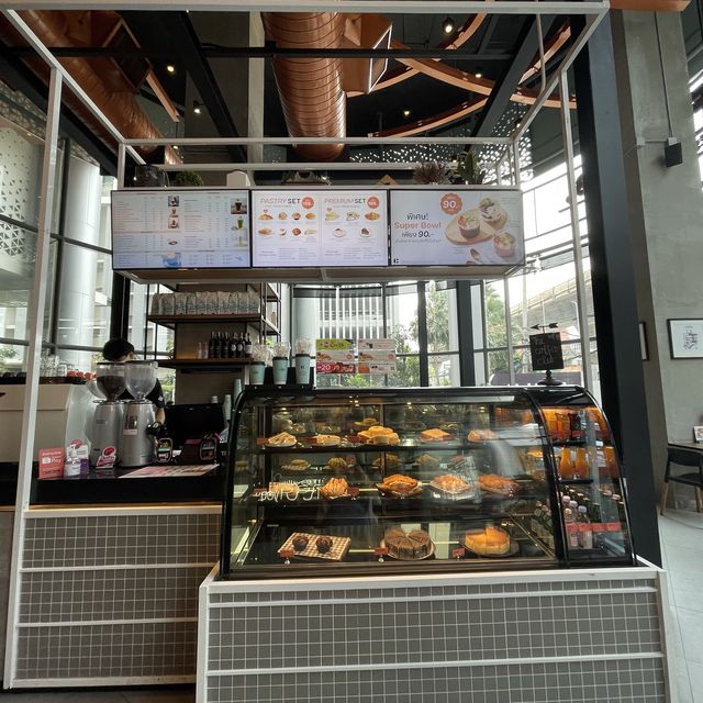バンコク　オンヌット駅すぐ‼︎ 勉強や仕事が捗るカフェ　ザコーヒークラブ
