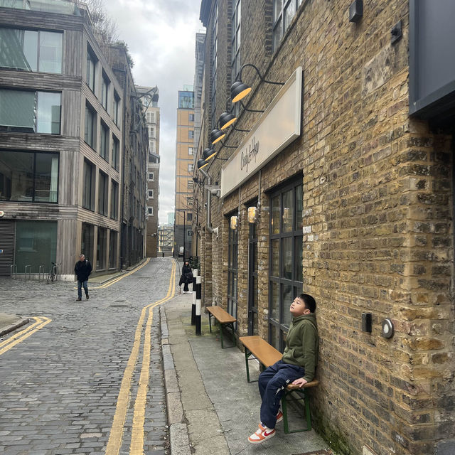 爸爸帶著兩個孩子走進倫敦的街頭