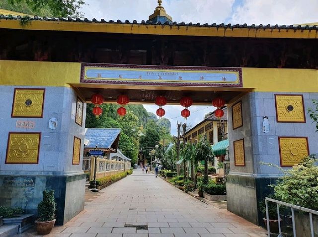 วัดถ้ำเสือ ชมวิวเมืองกระบี่ บันไดสูง 1,237 ขั้น