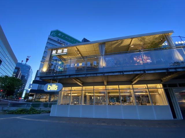 那珂川の水辺で休憩。福岡の夜景も楽しめます。