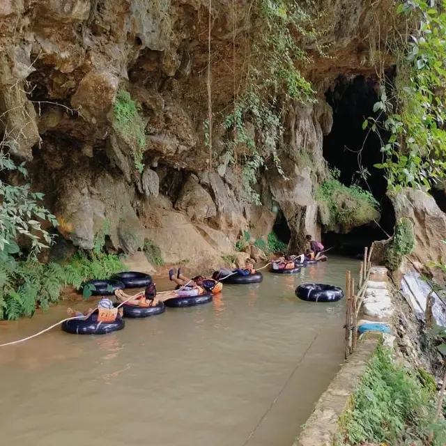 Tubing into the cave 