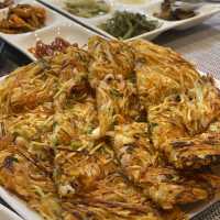 【神戸】大量のパンチャンが並ぶ隠れ韓国料理店
