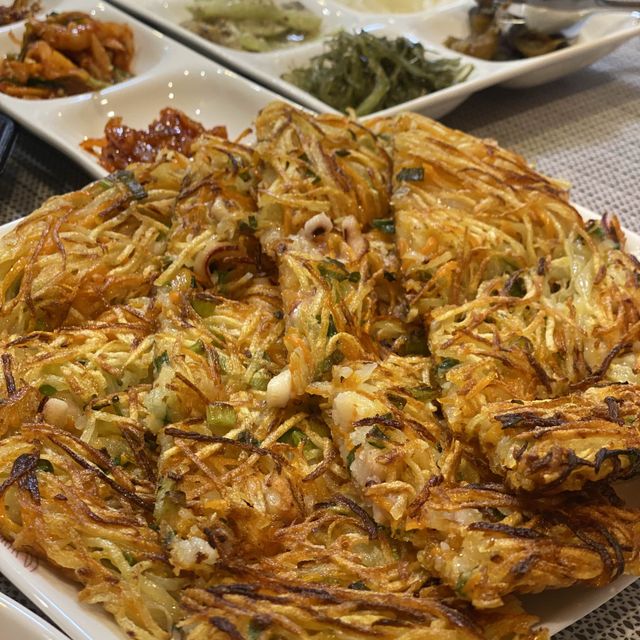 【神戸】大量のパンチャンが並ぶ隠れ韓国料理店