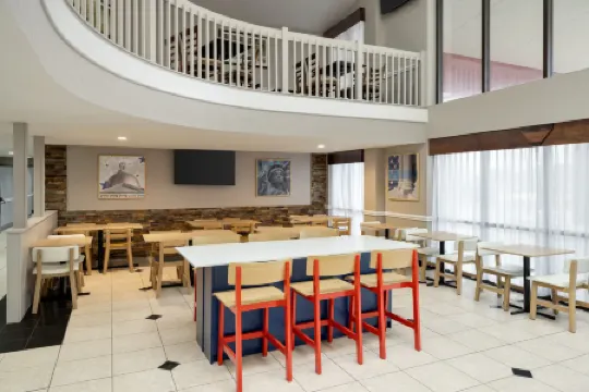 AmericInn by Wyndham Grand Rapids Airport North