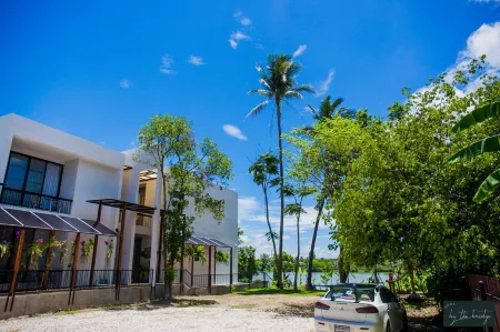 Home by the Bridge Отели в г. Kamphaeng Phet