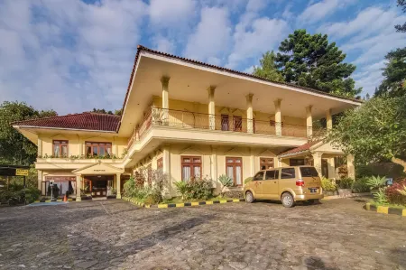 Resort Prima Cisarua Отели рядом с достопримечательностью «Таман Сафари Индонезия Богор»