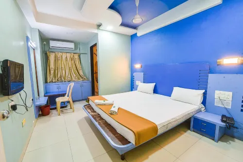 Hotel Radhika Deluxe - Kolam Renang