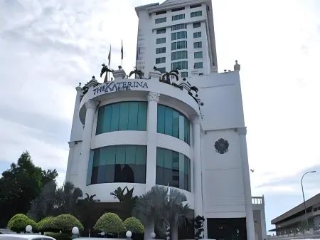 The Katerina Hotel Отели рядом с достопримечательностью «AEON BiG Batu Pahat»