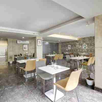 FlxHo Quad - Luxury Studio Apart Hotel DLF Cyber City Dining/Meeting Rooms