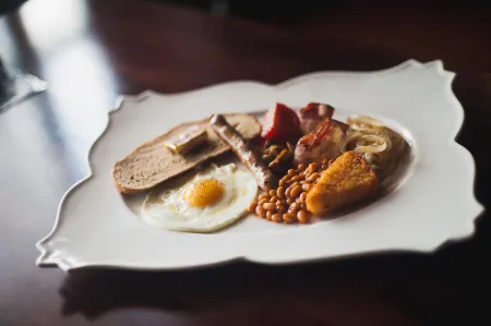 Охара Премиум Отели рядом с достопримечательностью «Памятник "Продавец и покупатель"»