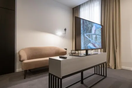 Плаза Отели рядом с достопримечательностью «Памятник В.И.Ленину»