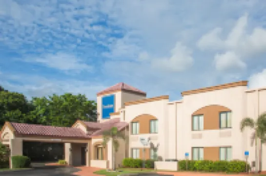 Travelodge by Wyndham Fort Myers Airport