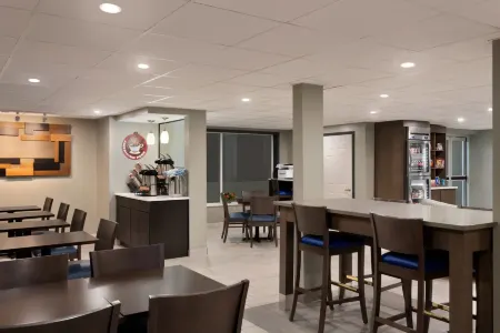 AmericInn by Wyndham Dodgeville Отели рядом с достопримечательностью «Блу Маунд Стейт Парк - Запад Обзервейшен Тауэр»