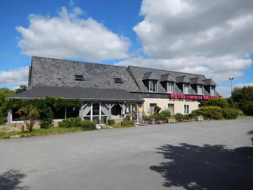 Logis Hôtel Lodge la Valette - Parking
