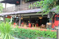 The Riverside Guest House Hotell i Suan Dok
