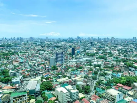 Modern and Homely Condo in Shaw Boulevard Отели рядом с достопримечательностью «Lee Gardens»