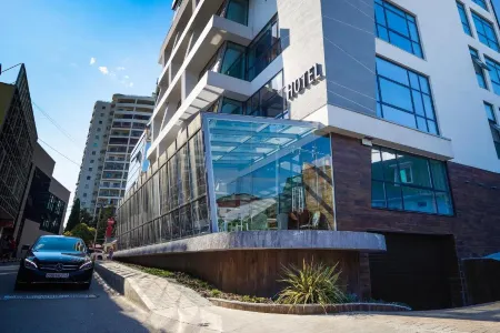 Адриано Отели рядом с достопримечательностью «Flipper Diving Club»