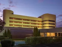 DoubleTree by Hilton South Charlotte Tyvola Отели рядом с достопримечательностью «Ренейсанс Скул Эт Олимпик»