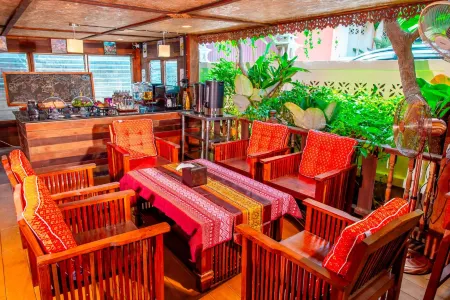 Rak Chiang Mai Guesthouse Отели рядом с достопримечательностью «Wat Buak Krok Noi»