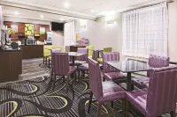 La Quinta Inn & Suites by Wyndham Houston Baytown East - breakfast