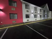 Ramada by Wyndham Effingham - Parkplatz