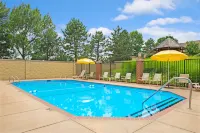 Days Inn & Suites by Wyndham St. Louis/Westport Plaza Hotels in Creve Coeur