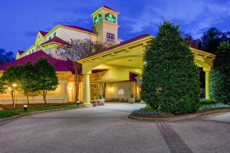 La Quinta Inn & Suites by Wyndham Raleigh/Durham Southpoint Отели рядом с достопримечательностью «Дарем Академи Мидл Скул»
