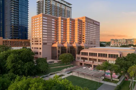 Downright Austin, A Renaissance Hotel Отели рядом с достопримечательностью «Университет Техас в Остин»