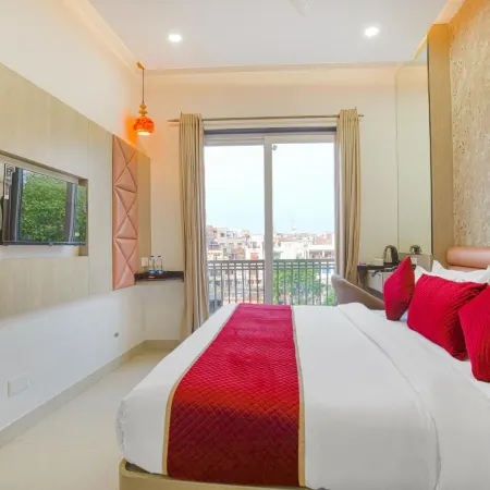 Hotel Golden Stay Отели рядом с достопримечательностью «Храм международного общества сознания Кришны»