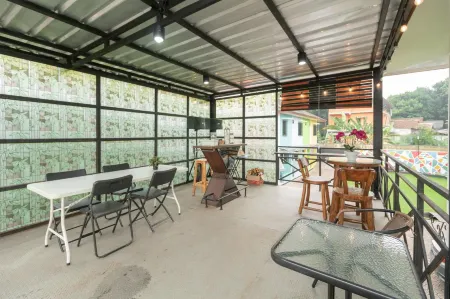 RedDoorz Plus Near Jungeland Sentul Отели рядом с достопримечательностью «Таман Будайя Сентул Сити»