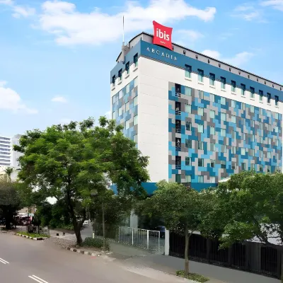 Horison Arcadia Wahid Hasyim Hotels near Sarinah