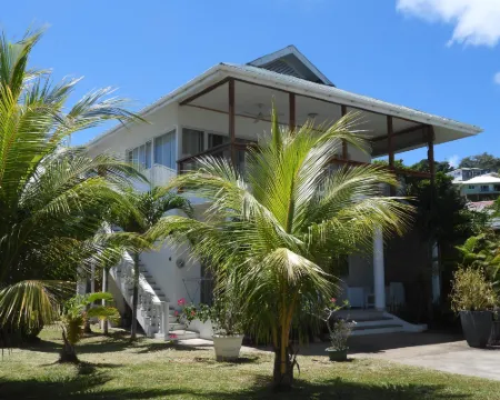 Castaway Lodge Hotels in Au Cap