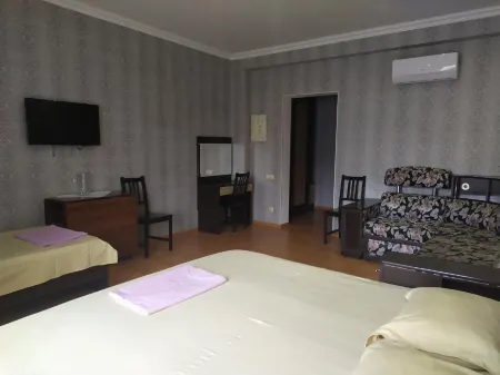 Посейдон Отели рядом с достопримечательностью «Северо-Осетинский Республиканский Художественный Музей им. М. Туганова»