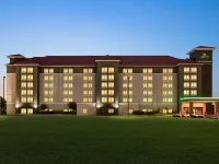La Quinta Inn & Suites by Wyndham Arlington North 6 Flags Dr Hotels in Arlington