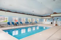 Super 8 by Wyndham Grants - Kolam Renang