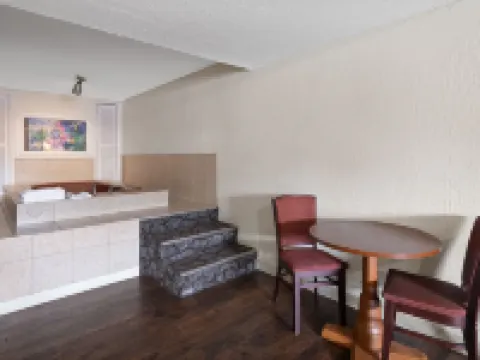 Super 8 by Wyndham Youngstown/Girard Hotels in Trumbull County