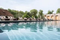 Loire Valley Lodges - Hotel - piscina