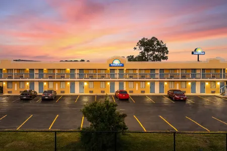 Days Inn by Wyndham Fort Wayne Отели рядом с достопримечательностью «Allen County Public Library»