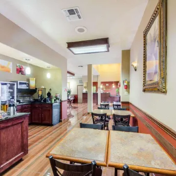 Econo Lodge Inn & Suites