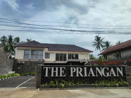 The Priangan Hotel @ Batukaras Отели в г. Cimerak