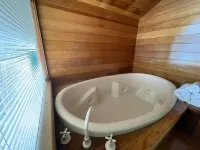 Karri Aura - Hot Tub