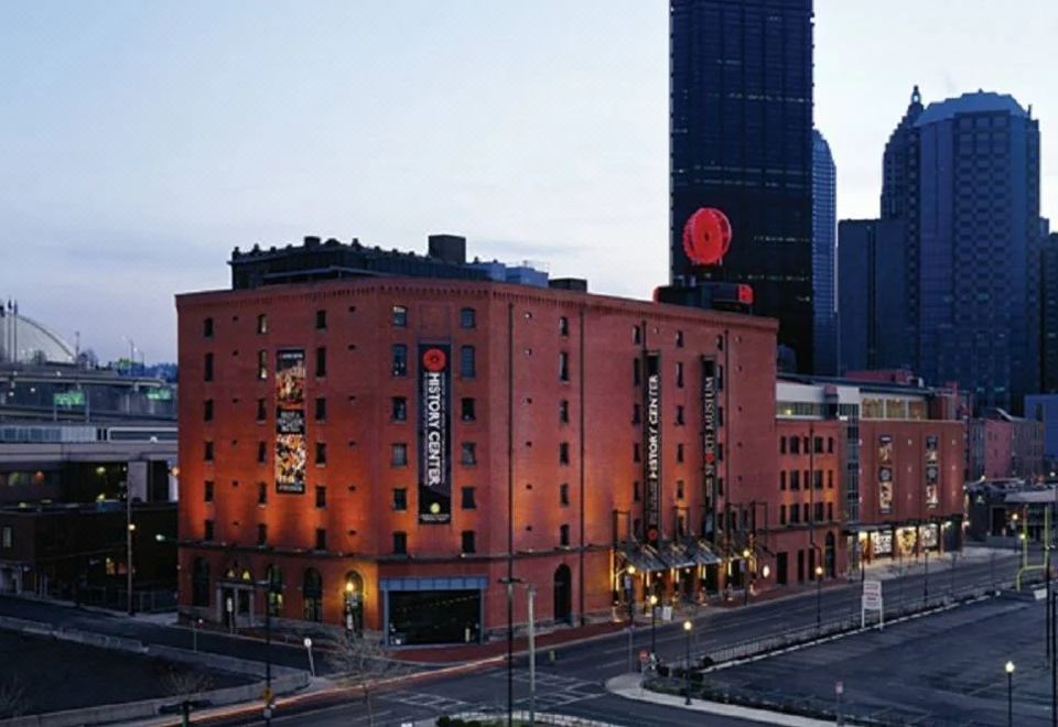 1. 코트야드 바이 ..