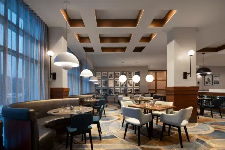 Courtyard Montreal Airport Отели рядом с достопримечательностью «Centre for Structural and Functional Genomics»