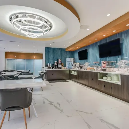 Est Hotel Отели рядом с достопримечательностью «Стадион «Авива Центр»»