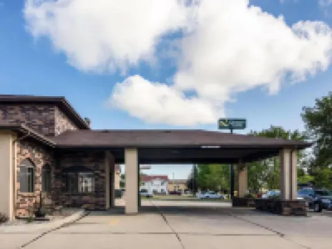 Quality Suites Near West Acres Hotels in Fargo