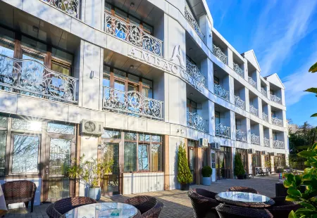 Амбассадор Отели рядом с достопримечательностью «Набережная с табличками "новая волна"»