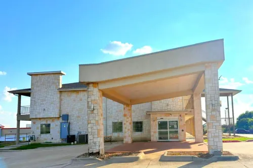 Westwood Inn Extended Stay Gonzales TX - parking