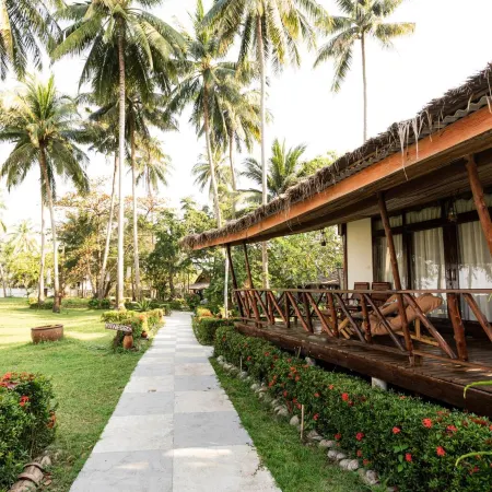 Lipa Lodge Beach Resort Отели рядом с достопримечательностью «Пляж Никки-бич»