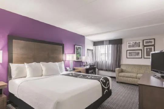 塞勒姆拉昆塔温德姆套房酒店