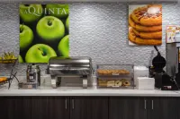 La Quinta Inn & Suites by Wyndham Effingham - breakfast
